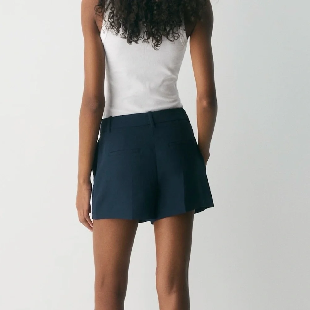NWOT Aritzia Effortless Shorts - Mini Crepette | Size 2 - Picture 2 of 15
